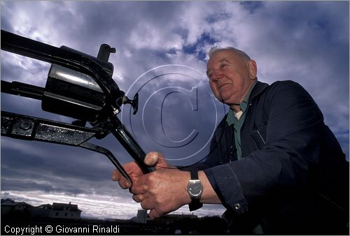 NORWAY - NORVEGIA - ISOLE LOFOTEN - Svolvaer - l'ex baleniere Ernst Rolf Dahl mostra l'attrezzatura per la caccia alla balena
