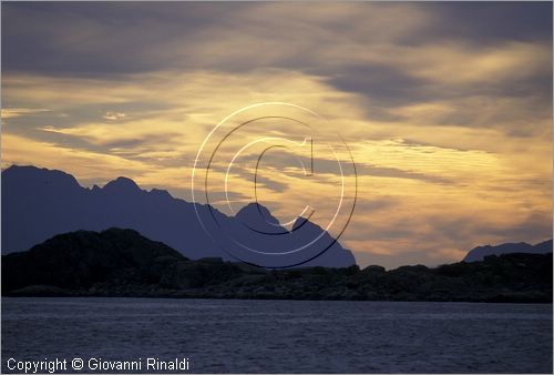 NORWAY - NORVEGIA - ISOLE LOFOTEN - Henningsvaer - il paesaggio circostante