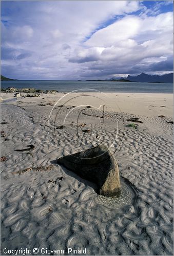 NORWAY - NORVEGIA - ISOLE LOFOTEN - Flakstad - paesaggio sulla costa settentrionale - spiaggia Sand Botnen