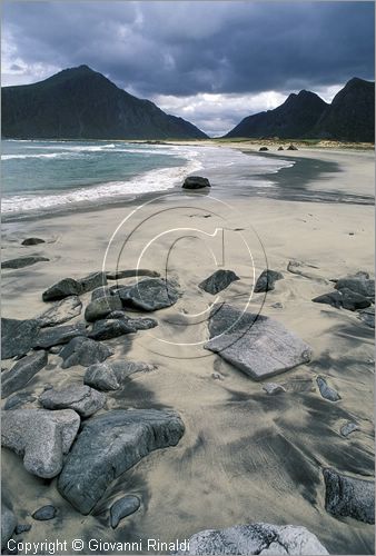 NORWAY - NORVEGIA - ISOLE LOFOTEN - Flakstad - paesaggio sulla costa settentrionale - spiaggia di Flakstad