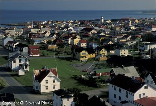 NORVEGIA - ISOLE VESTERALEN (Norway - Vesteralen) - Isola di Andoya - Andenes - veduta del paese dal faro