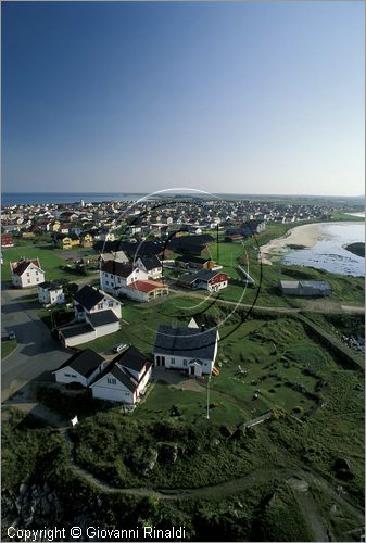 NORVEGIA - ISOLE VESTERALEN (Norway - Vesteralen) - Isola di Andoya - Andenes - veduta del paese dal faro