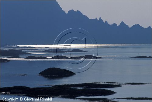 NORVEGIA - ISOLE VESTERALEN (Norway - Vesteralen) - Isola di Andoya - Andenes - veduta della baia dal faro