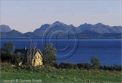 NORVEGIA - ISOLE VESTERALEN (Norway - Vesteralen) - Isola di Hadseloya - la costa settentrionale presso Flatset
