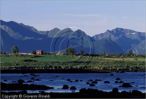 NORVEGIA - ISOLE VESTERALEN (Norway - Vesteralen) - Isola di Hadseloya - la costa meridionale ad ovest di Melbu