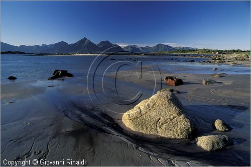 NORVEGIA - ISOLE VESTERALEN (Norway - Vesteralen) - Isola di Hadseloya - la costa meridionale ad ovest di Melbu