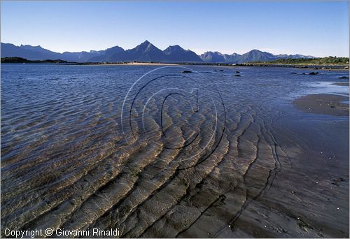 NORVEGIA - ISOLE VESTERALEN (Norway - Vesteralen) - Isola di Hadseloya - la costa meridionale ad ovest di Melbu