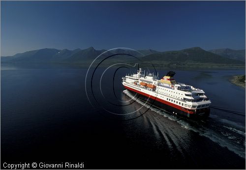 NORVEGIA - ISOLE VESTERALEN (Norway - Vesteralen) -una delle navi Hurtigruten