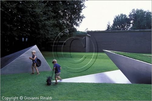 NETHERLANDS - OLANDA - Parco Nazionale "De Hoge Veluwe" - il parco intorno al Museo Kroller-Muller con sculture di Rodin, Moore, Hepworth, Serra, Merz, ...