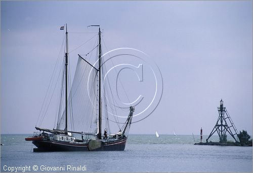 NETHERLANDS - OLANDA - Ijsselmeer (Zuiderzee) - Enkhuizen - navigazione nel lago