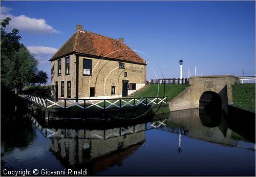 NETHERLANDS - OLANDA - Ijsselmeer (Zuiderzee) - Enkhuizen - Zuiderzee Museum - museo all'aperto: ricostruzione di un villaggio di pescatori della fine dell'800