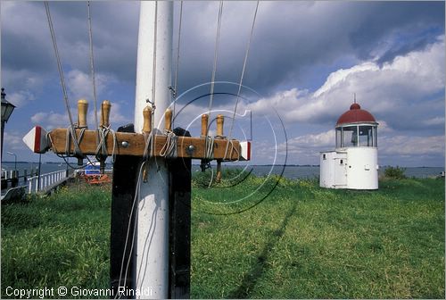 NETHERLANDS - OLANDA - Ijsselmeer (Zuiderzee) - Isola di Marken - il piccolo borgo turistico di Marken era un'isola di pescatori ora collegata alla terraferma da un ponte