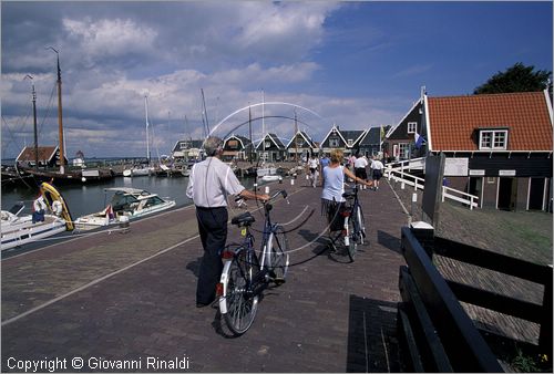 NETHERLANDS - OLANDA - Ijsselmeer (Zuiderzee) - Isola di Marken - il piccolo borgo turistico di Marken era un'isola di pescatori ora collegata alla terraferma da un ponte