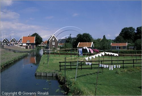 NETHERLANDS - OLANDA - Ijsselmeer (Zuiderzee) - Isola di Marken - il piccolo borgo turistico di Marken era un'isola di pescatori ora collegata alla terraferma da un ponte