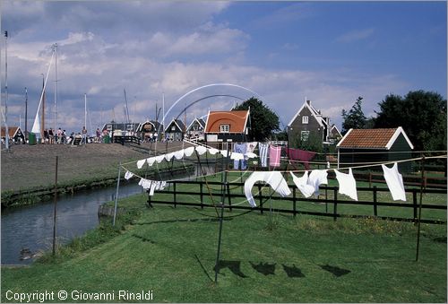 NETHERLANDS - OLANDA - Ijsselmeer (Zuiderzee) - Isola di Marken - il piccolo borgo turistico di Marken era un'isola di pescatori ora collegata alla terraferma da un ponte