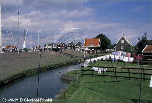 NETHERLANDS - OLANDA - Ijsselmeer (Zuiderzee) - Isola di Marken - il piccolo borgo turistico di Marken era un'isola di pescatori ora collegata alla terraferma da un ponte