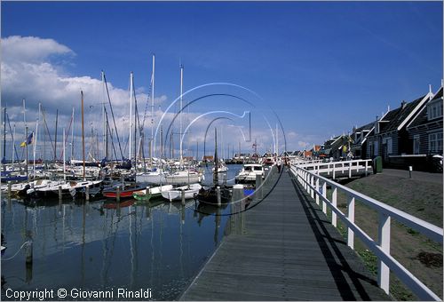 NETHERLANDS - OLANDA - Ijsselmeer (Zuiderzee) - Isola di Marken - il piccolo borgo turistico di Marken era un'isola di pescatori ora collegata alla terraferma da un ponte