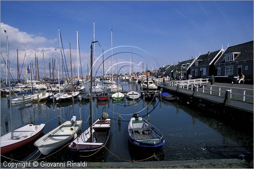 NETHERLANDS - OLANDA - Ijsselmeer (Zuiderzee) - Isola di Marken - il piccolo borgo turistico di Marken era un'isola di pescatori ora collegata alla terraferma da un ponte