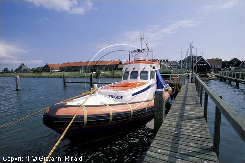 NETHERLANDS - OLANDA - Ijsselmeer (Zuiderzee) - Isola di Marken - il piccolo borgo turistico di Marken era un'isola di pescatori ora collegata alla terraferma da un ponte