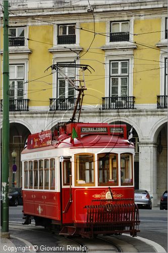 PORTUGAL - LISBON - LISBOA - PORTOGALLO - LISBONA - Praca do Comercio - tipico tram