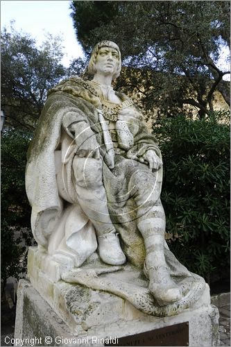 PORTUGAL - LISBON - LISBOA - PORTOGALLO - LISBONA - Castelo de Sao Jorge - statua a Manuel I