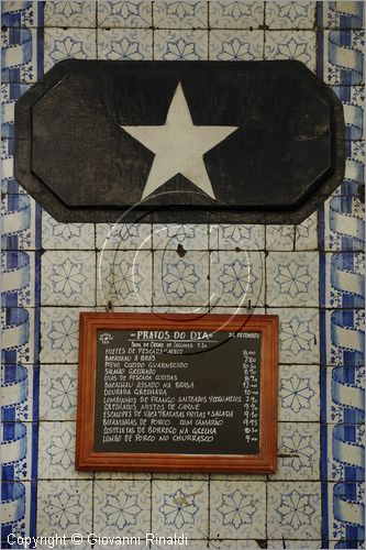 PORTUGAL - LISBON - LISBOA - PORTOGALLO - LISBONA - Alfama - men di un ristorante