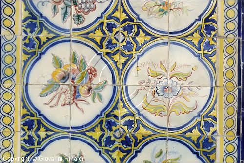PORTUGAL - LISBON - LISBOA - PORTOGALLO - LISBONA - particolare di azulejo nel Mercado da Ribeira