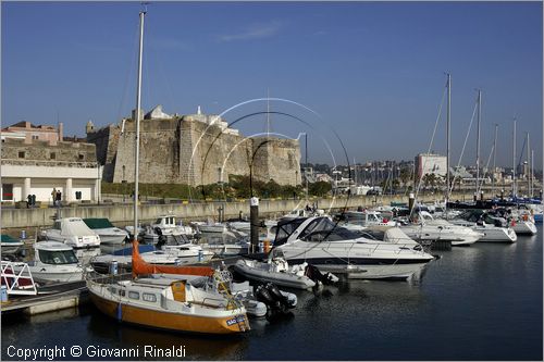 PORTUGAL - PORTOGALLO - CASCAIS - cittadina sulla costa a ovest di lisbona - il porto turistico e la cittadella