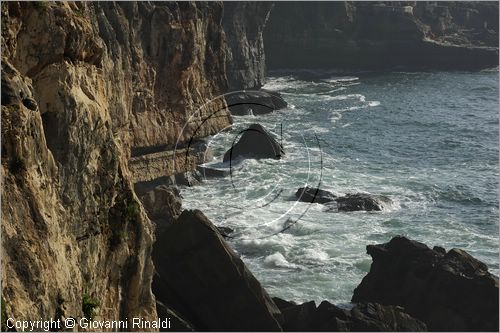 PORTUGAL - PORTOGALLO - CASCAIS - la costa erosa di Boca da Inferno