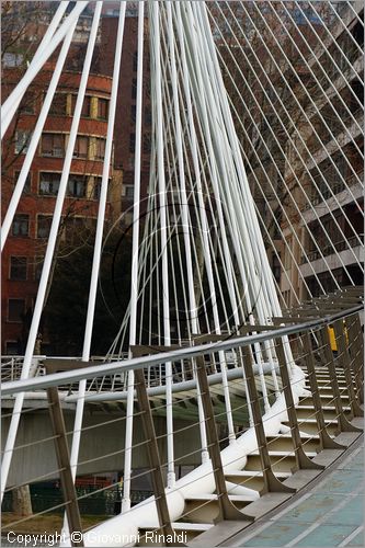 SPAIN - Cantabria - Pais Vasco (Paesi Baschi) - Bilbao - Il ponte pedonale Urbitarte sul fiume Nervion dell'architetto Santiago Calatrava