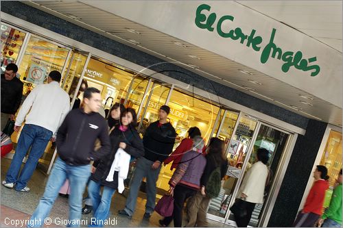 SPAIN - Cantabria - Pais Vasco (Paesi Baschi) - Bilbao - i famosi grandi magazzini "El Corte Ingles" sulla Gran Via