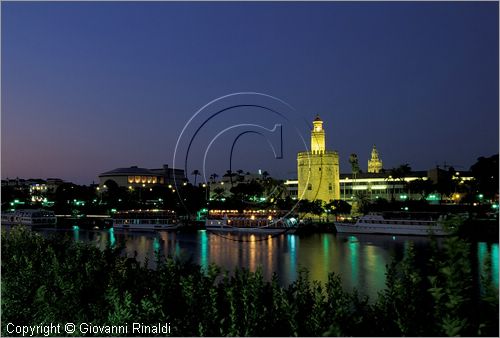 SPAIN - SIVIGLIA (SEVILLA) - veduta dal Barrio de Triana del fiume Guadalquivir - sulla sponda opposta la Torre del Oro e la Giralda