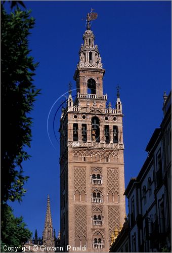 SPAIN - SIVIGLIA (SEVILLA) - La Giralda, antico minareto del 1184,  ci che resta della Grande Moschea, f trasformato nel '500 in torre campanaria