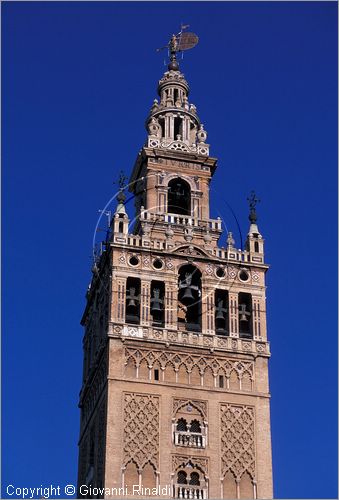 SPAIN - SIVIGLIA (SEVILLA) - La Giralda, antico minareto del 1184, è ciò che resta della Grande Moschea, fù trasformato nel '500 in torre campanaria