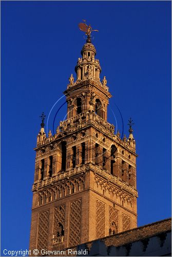 SPAIN - SIVIGLIA (SEVILLA) - La Giralda, antico minareto del 1184,  ci che resta della Grande Moschea, f trasformato nel '500 in torre campanaria