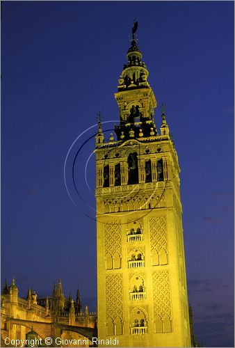 SPAIN - SIVIGLIA (SEVILLA) - La Giralda, antico minareto del 1184, è ciò che resta della Grande Moschea, fù trasformato nel '500 in torre campanaria
