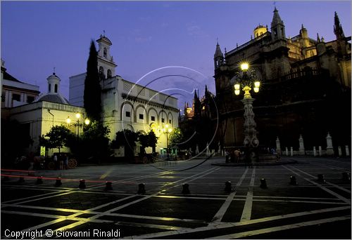 SPAIN - SIVIGLIA (SEVILLA) - veduta notturna della Plaza Virgen de los Reyes