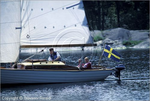 SWEDEN - Skargardens - SVEZIA - Arcipelago di Stoccolma - in navigazione nei canali tra un isola e l'altra