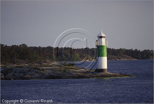 SWEDEN - Skargardens - SVEZIA - Arcipelago di Stoccolma - un faro tra le isole di Moja e Vaxholm