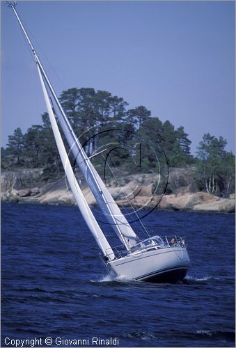 SWEDEN - Skargardens - SVEZIA - Arcipelago di Stoccolma - navigazione a vela intorno all'isola di Husaro