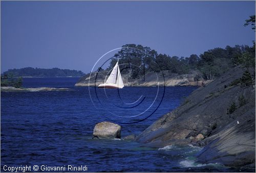 SWEDEN - Skargardens - SVEZIA - Arcipelago di Stoccolma - navigazione a vela intorno all'isola di Husaro