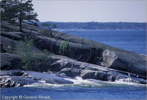 SWEDEN - Skargardens - SVEZIA - Arcipelago di Stoccolma - le rocce granitiche dell'isola di Husaro