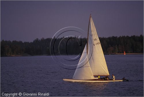SWEDEN - Skargardens - SVEZIA - Arcipelago di Stoccolma - navigazione a vela al tramonto tra Moja e Vaxholm