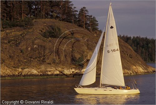 SWEDEN - Skargardens - SVEZIA - Arcipelago di Stoccolma - navigazione a vela al tramonto tra Moja e Vaxholm