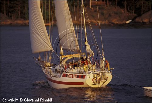SWEDEN - Skargardens - SVEZIA - Arcipelago di Stoccolma - navigazione a vela al tramonto tra Moja e Vaxholm