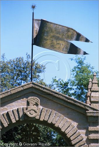 "LA SCARZUOLA E LA CITTA' BUZZIANA"
Montegabbione (TR)
A fianco del convento Francescano della Scarzuola, l'architetto Tommaso Buzzi nel 1956 progett ed edific la sua "Citt Ideale", concepita come una Grande Macchina Teatrale piena di simbolismi ed allegorie.
Porta con bandiera