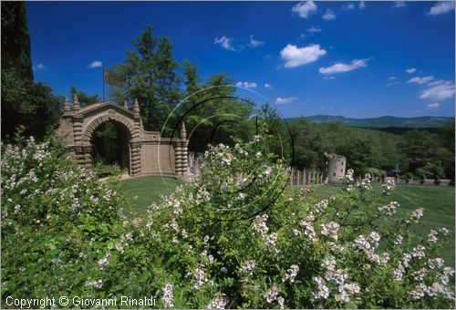 "LA SCARZUOLA E LA CITTA' BUZZIANA"
Montegabbione (TR)
A fianco del convento Francescano della Scarzuola, l'architetto Tommaso Buzzi nel 1956 progett ed edific la sua "Citt Ideale", concepita come una Grande Macchina Teatrale piena di simbolismi ed allegorie.
Porta con bandiera, Scala della Vita ed in fondo la Torre della Meditazione o della Solitudine
visti dal Giardino Bianco