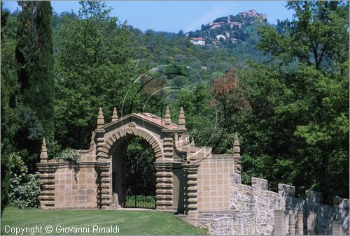"LA SCARZUOLA E LA CITTA' BUZZIANA"
Montegabbione (TR)
A fianco del convento Francescano della Scarzuola, l'architetto Tommaso Buzzi nel 1956 progettò ed edificò la sua "Città Ideale", concepita come una Grande Macchina Teatrale piena di simbolismi ed allegorie.
Porta con bandiera