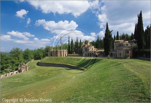 "LA SCARZUOLA E LA CITTA' BUZZIANA"
Montegabbione (TR)
A fianco del convento Francescano della Scarzuola, l'architetto Tommaso Buzzi nel 1956 progett ed edific la sua "Citt Ideale", concepita come una Grande Macchina Teatrale piena di simbolismi ed allegorie.
Grande Teatro sull'Erba visto dalla Porta