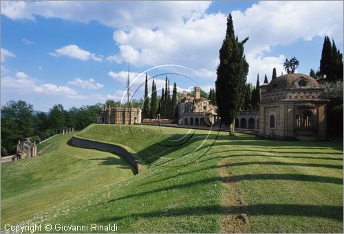 "LA SCARZUOLA E LA CITTA' BUZZIANA"
Montegabbione (TR)
A fianco del convento Francescano della Scarzuola, l'architetto Tommaso Buzzi nel 1956 progett ed edific la sua "Citt Ideale", concepita come una Grande Macchina Teatrale piena di simbolismi ed allegorie.
Grande Teatro sull'Erba visto dalla Porta